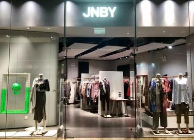 卡位服饰新零售,江南布衣任命女新CEO