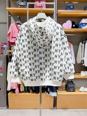 服装商场全球实拍图库_全球服装零售批发市场实拍_服装展会实拍款式图