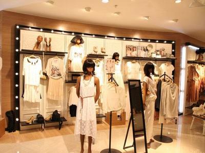 他傍上两个首富成服装大王,拥有4000多家门店,今却被立案调查!