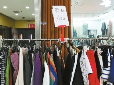 5元的服装转手能卖100元?尾货市场的“淘金者”有人年入20万元以上