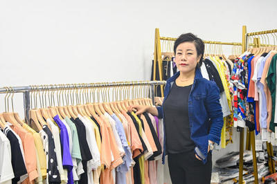 她在郑州曾靠服装批发一天净赚10万,如今转战直播带货,9个月增粉17万