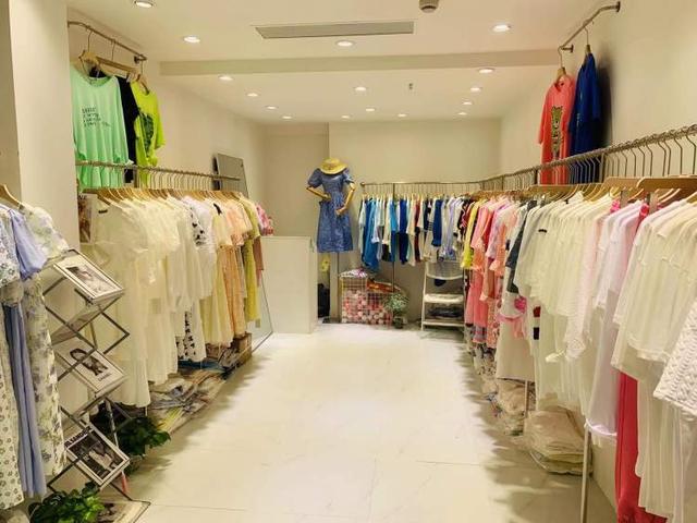 七浦路服装店陆续开工:批发难做先争取零售,囤的春装可以当秋装卖|小