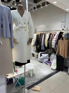 服装大衣上海批发市场商场全球实拍图库_女装全球服装零售批发市场实拍_服装展会实拍款式图