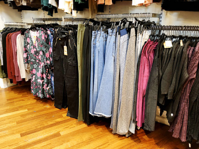 现代服装在商店在衣架