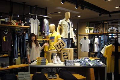 初入服装行业的新手是选择开店好还是摆地摊好?