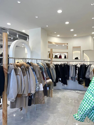 EM服装连锁工厂店