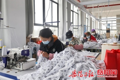 冬日换装 来汨罗人“家门口”的服装工厂店